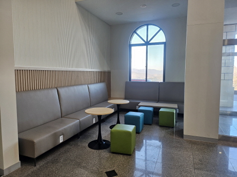 1층 중앙 휴게실(우) 내부사진